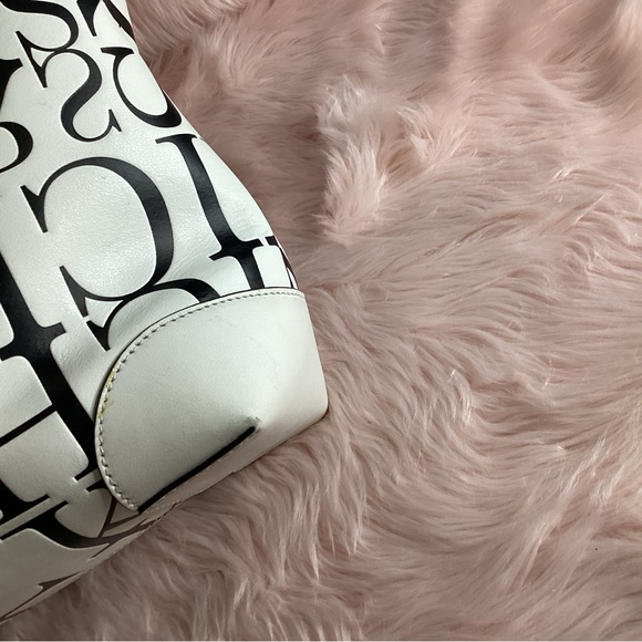 Michael Kors large tote and pouch in black and white monogram embossed leather - Picture 12 of 13